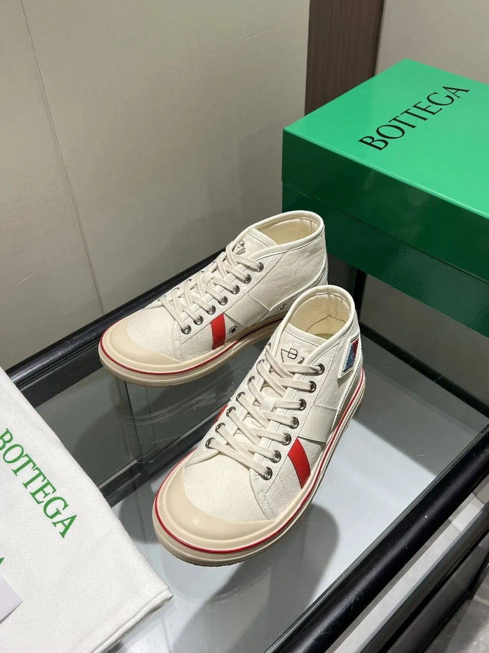 p540🐮🐮Bottega Veneta BV's latest Eliot series, retro basketball shoes, casual sports canvas shoes, become gods when they are launched! [Celebration] [Celebration] A 1:1 copy of the original version, [Fireworks] original material, [Fireworks] original color system, inspired by retro basketball sneakers, the color combination highlights youthful vitality, and perfectly interprets the theme of youth and childlike innocence. The details are also very particular. The summer canvas brings excellent durability and comfort. Designs such as calfskin trim, rubber toe caps and hand-painted retro red lines are full of retro feel. The round toe and convex sole add a modern feel and are suitable for various styles. Easily create a fashionable atmosphere. The upper foot is the focus...can be worn as a couple's shoes...each shoe has more taste and attitude! Fabric: Original customized high-density canvas + cowhide Lining: Original customized breathable canvas Insole: movable latex cowhide insole. Sole: original molded non-slip and wear-resistant TPU material. Sole thickness: 3cm. Size: women's size 35#-40#, men's size 39#-45#.